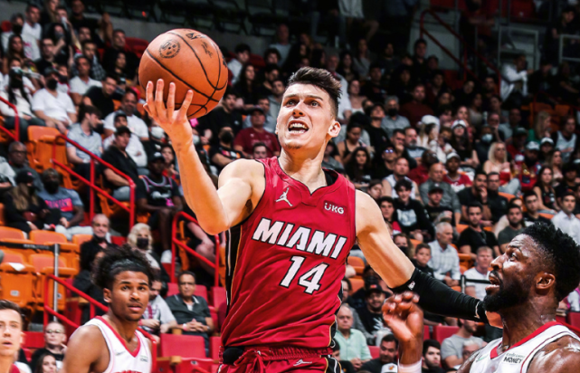 尤文图斯训练开放日，今夜调整名单引欢呼，CBA常规赛在即，纪律约束更严格(中国男篮vs尤文图特俱乐部男篮直播在线观看)