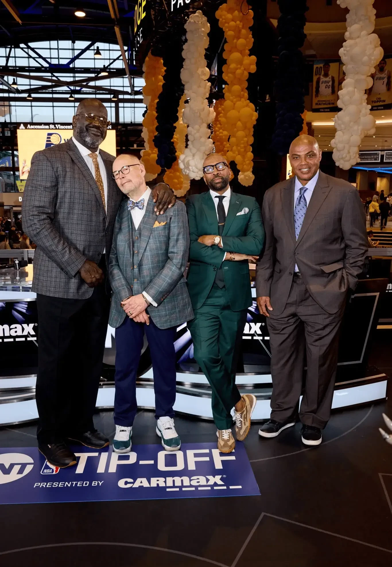 纽约尼克斯发布备战花絮；赛前内部沟通；荷甲任务艰巨；资深球员宣示担当 