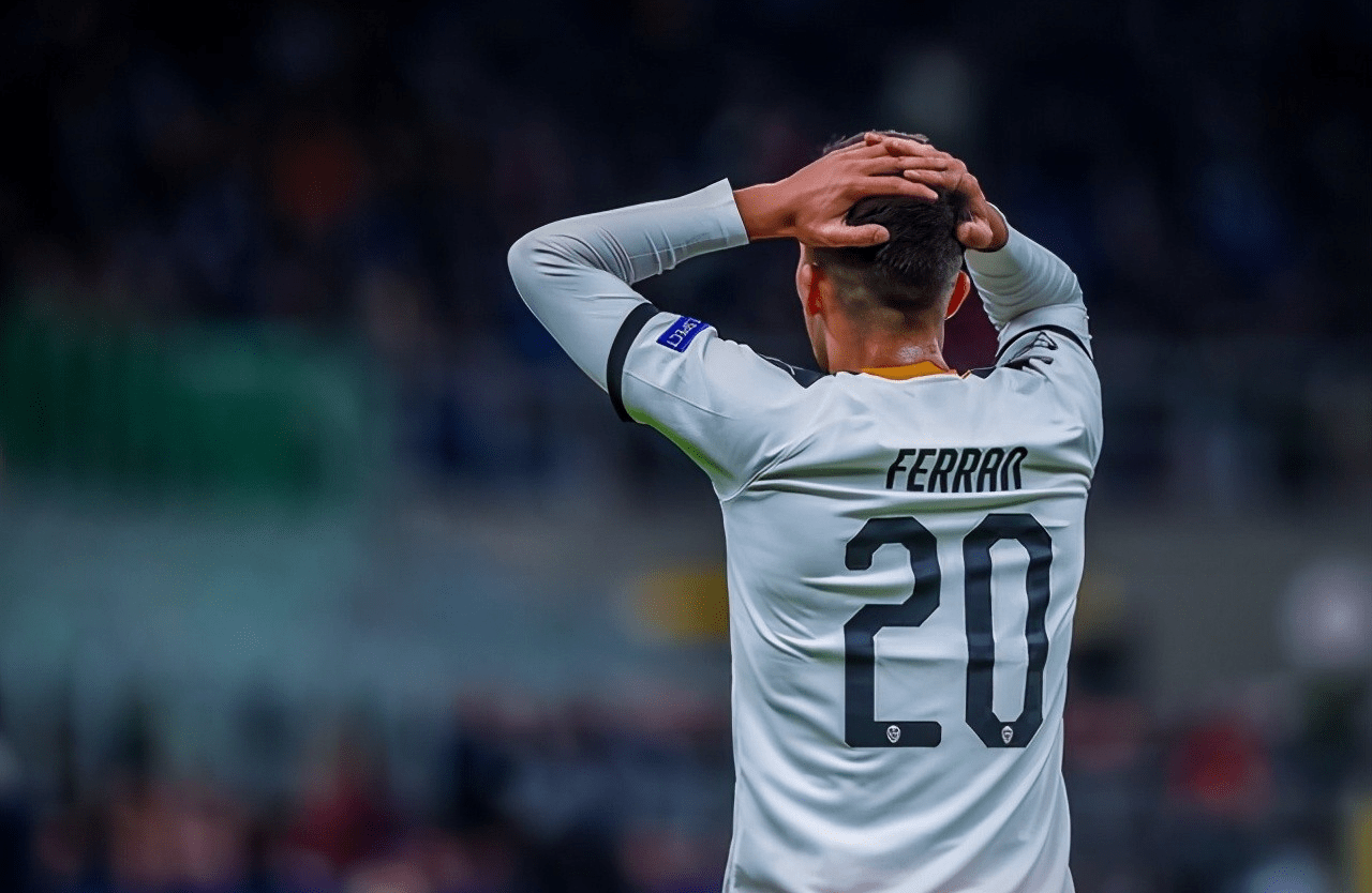 关于布莱顿训练开放日，今晨手感冰凉引欢呼，欧篮联在即，更衣室氛围转暖的信息